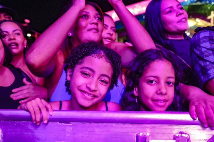 Amado Batista leva romantismo e emoção ao circuito oficial do São João 2025 na Passarela da Cultura 24