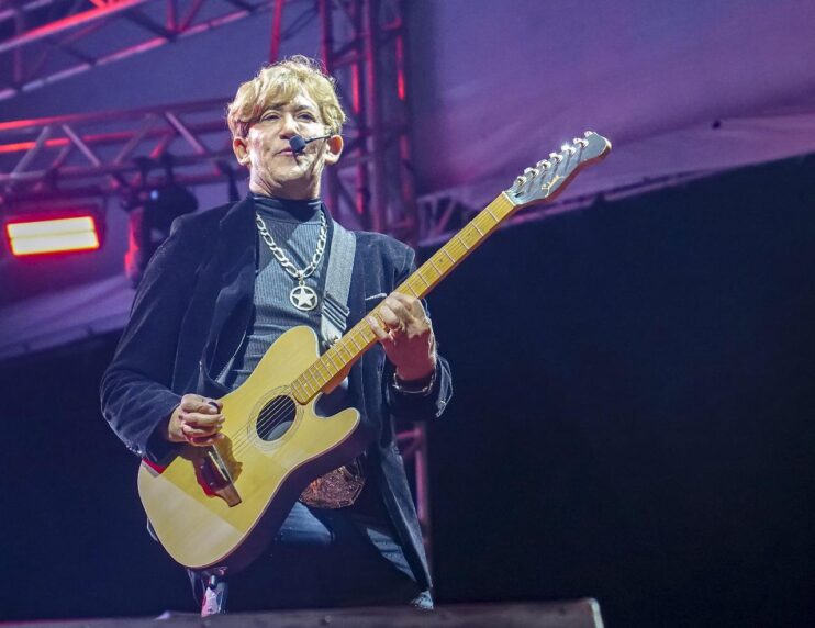 Amado Batista leva romantismo e emoção ao circuito oficial do São João 2025 na Passarela da Cultura 23