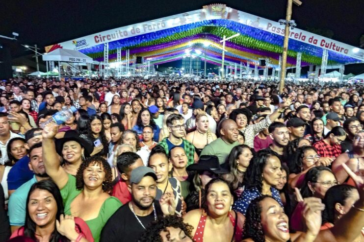 Amado Batista leva romantismo e emoção ao circuito oficial do São João 2025 na Passarela da Cultura 25