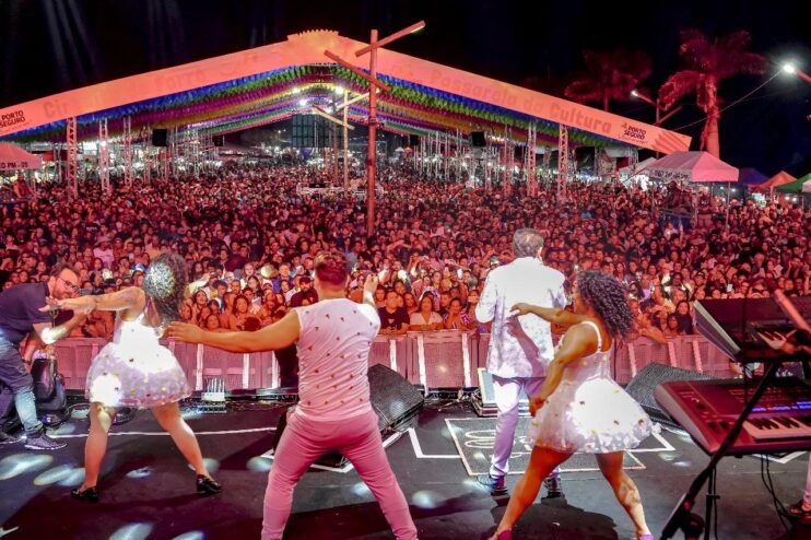 Amado Batista leva romantismo e emoção ao circuito oficial do São João 2025 na Passarela da Cultura 21