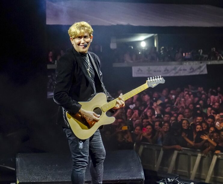 Amado Batista leva romantismo e emoção ao circuito oficial do São João 2025 na Passarela da Cultura 22