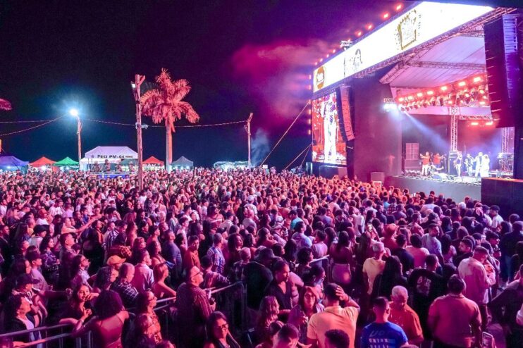 Amado Batista leva romantismo e emoção ao circuito oficial do São João 2025 na Passarela da Cultura 19