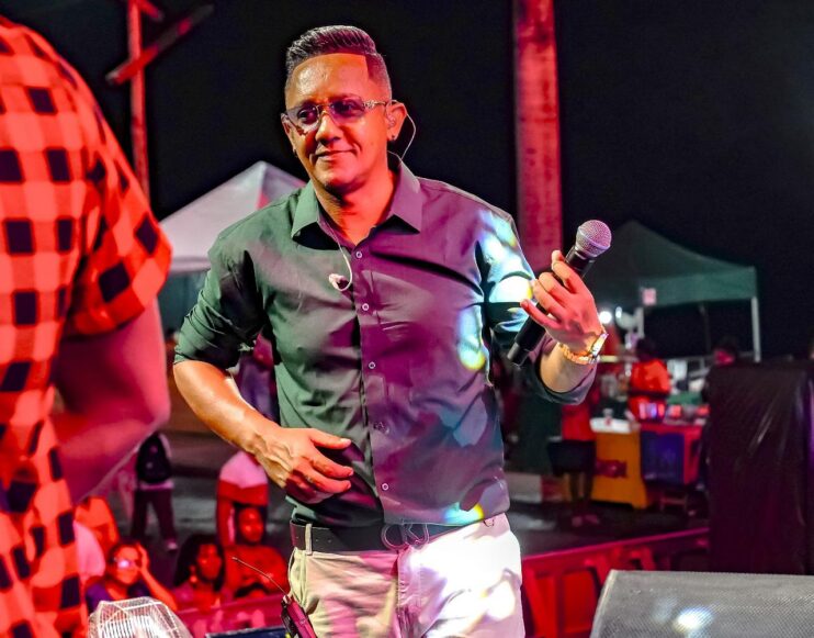 Amado Batista leva romantismo e emoção ao circuito oficial do São João 2025 na Passarela da Cultura 18