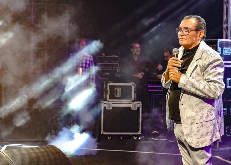 Amado Batista leva romantismo e emoção ao circuito oficial do São João 2025 na Passarela da Cultura 20
