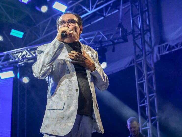 Amado Batista leva romantismo e emoção ao circuito oficial do São João 2025 na Passarela da Cultura 17