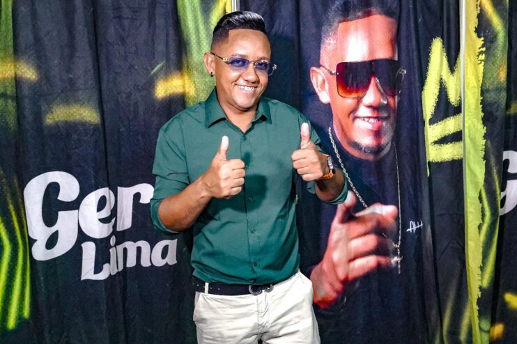 Amado Batista leva romantismo e emoção ao circuito oficial do São João 2025 na Passarela da Cultura 14