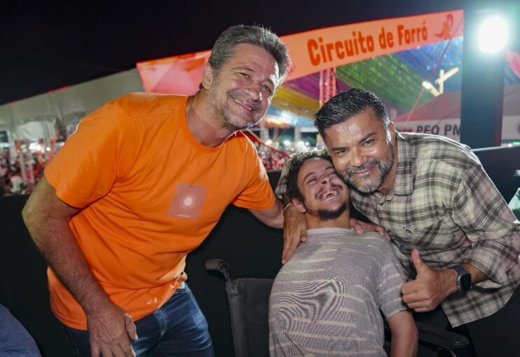 Amado Batista leva romantismo e emoção ao circuito oficial do São João 2025 na Passarela da Cultura 13