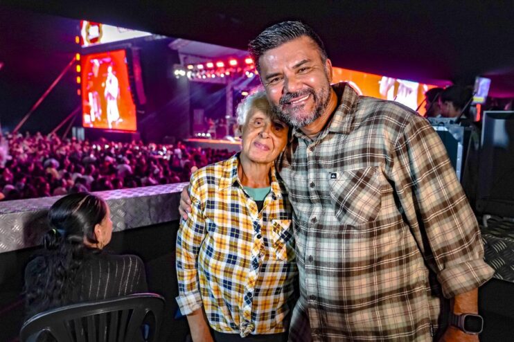 Amado Batista leva romantismo e emoção ao circuito oficial do São João 2025 na Passarela da Cultura 12