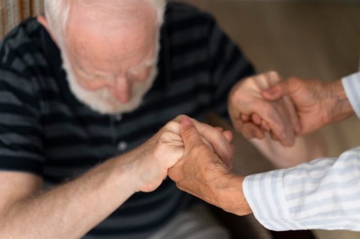 Ortopedista destaca sinais de alerta em quedas de idosos que exigem atendimento de emergência Ortopedista destaca sinais de alerta em quedas de idosos que exigem atendimento de emergência 4