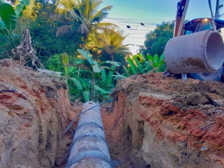 Prefeitura de Eunápolis executa obra de drenagem na Ladeira do Alecrim para melhorar infraestrutura urbana 9