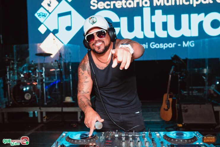 Michel Teló leva público ao delírio na terceira noite da 28ª Festa do Freigasparense Ausente 66