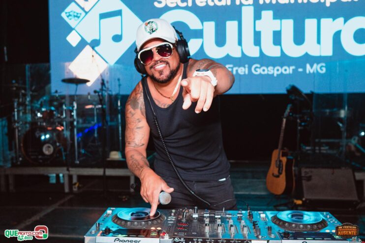 Michel Teló leva público ao delírio na terceira noite da 28ª Festa do Freigasparense Ausente 67