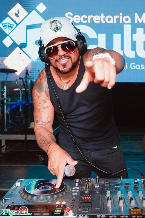 Michel Teló leva público ao delírio na terceira noite da 28ª Festa do Freigasparense Ausente 68