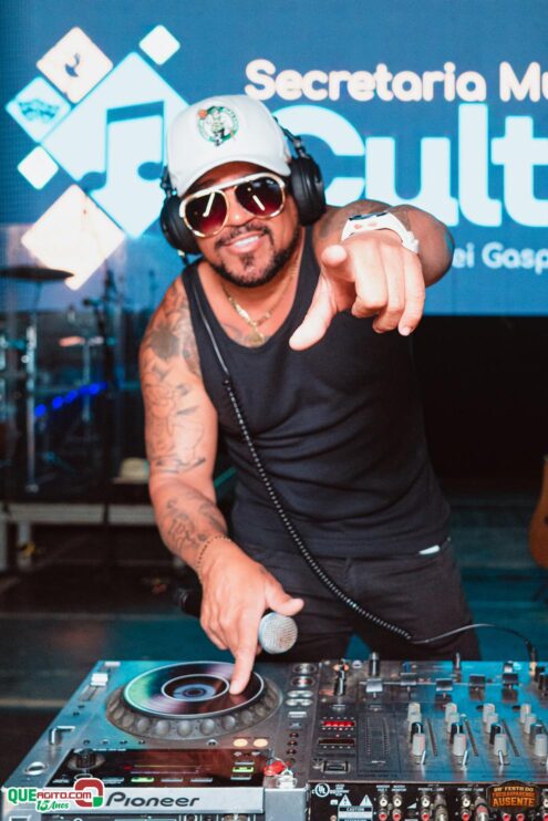 Michel Teló leva público ao delírio na terceira noite da 28ª Festa do Freigasparense Ausente 70