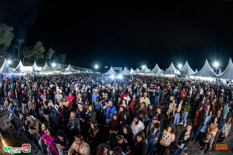 Michel Teló leva público ao delírio na terceira noite da 28ª Festa do Freigasparense Ausente 282