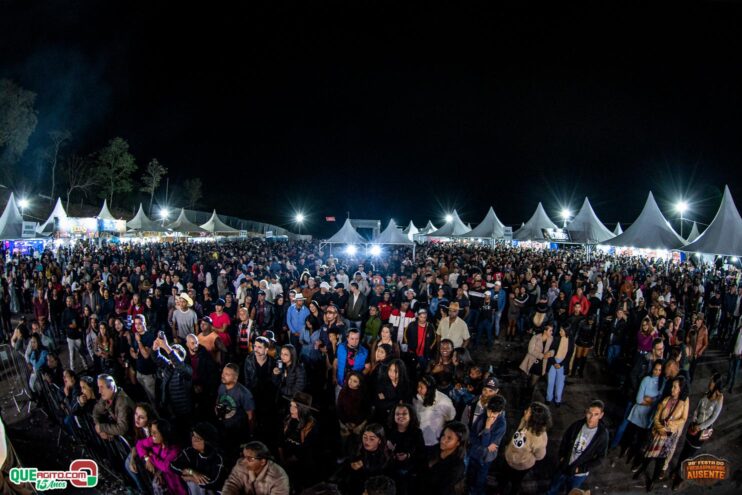 Michel Teló leva público ao delírio na terceira noite da 28ª Festa do Freigasparense Ausente 284