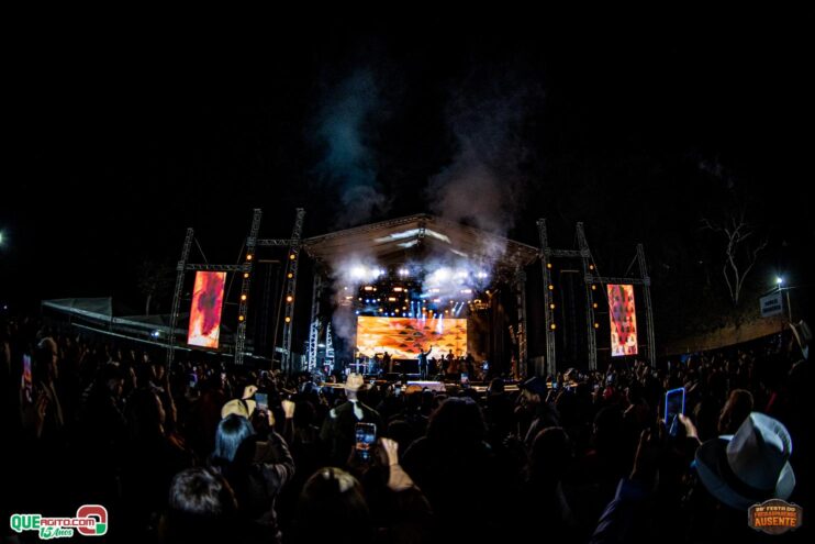 Michel Teló leva público ao delírio na terceira noite da 28ª Festa do Freigasparense Ausente 300