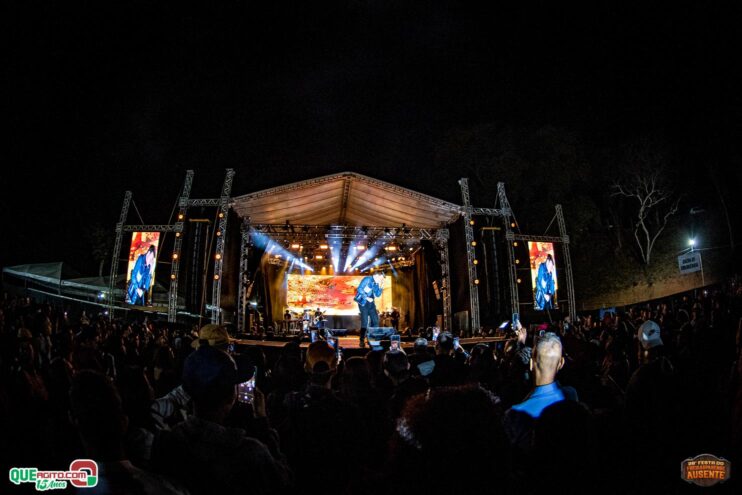 Michel Teló leva público ao delírio na terceira noite da 28ª Festa do Freigasparense Ausente 302