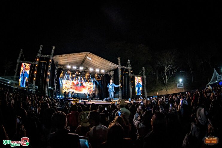Michel Teló leva público ao delírio na terceira noite da 28ª Festa do Freigasparense Ausente 303