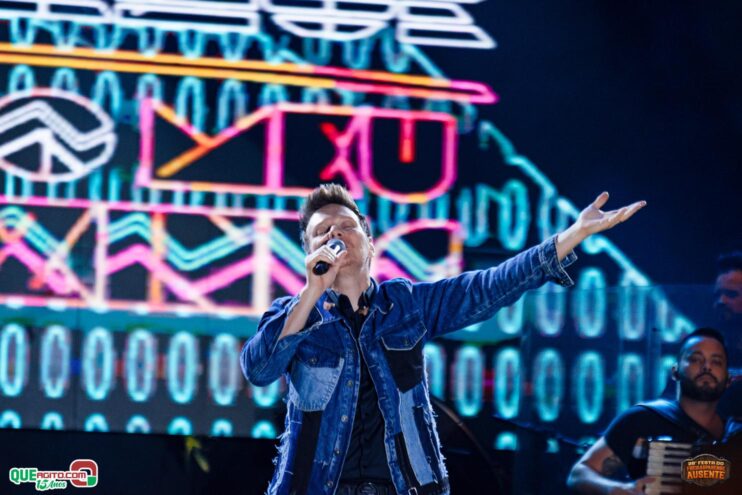 Michel Teló leva público ao delírio na terceira noite da 28ª Festa do Freigasparense Ausente 305