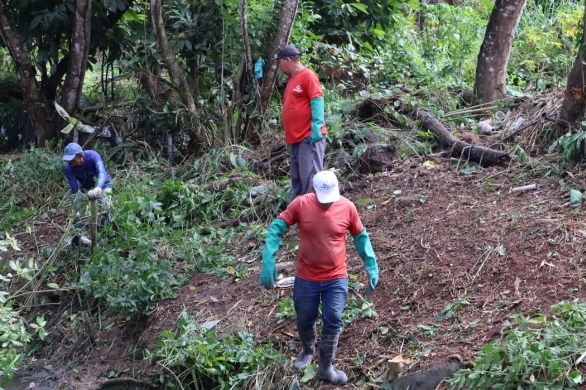 Prefeitura realiza limpeza no Córrego do Gravatá, entre os bairros Centro e Centauro 5