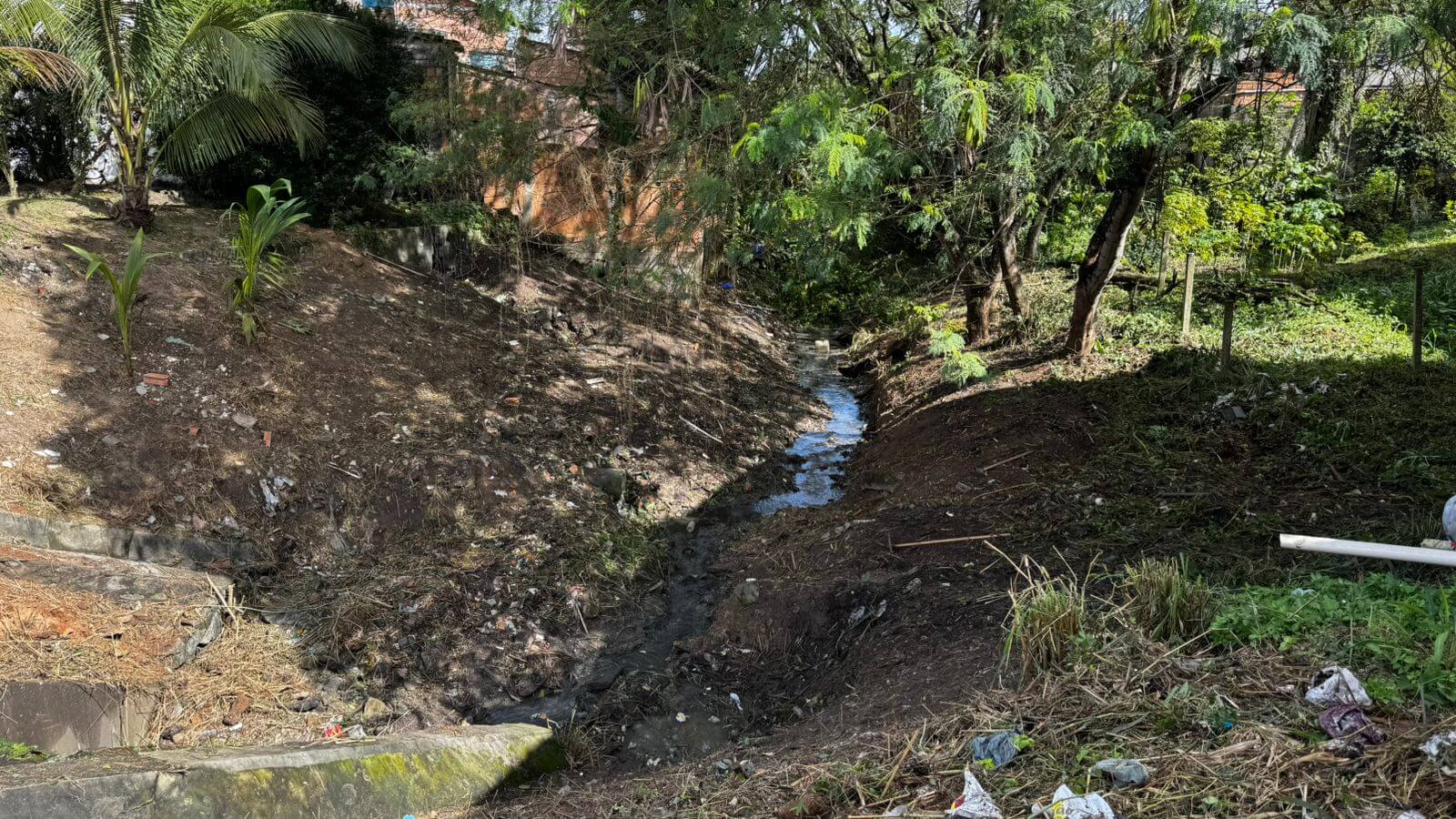Prefeitura realiza limpeza no Córrego do Gravatá, entre os bairros Centro e Centauro 6