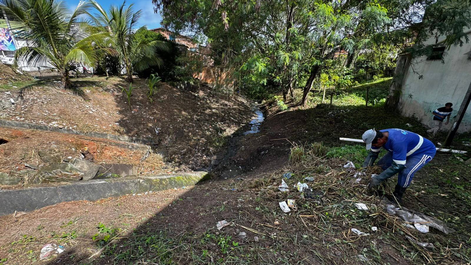 Prefeitura realiza limpeza no Córrego do Gravatá, entre os bairros Centro e Centauro 7