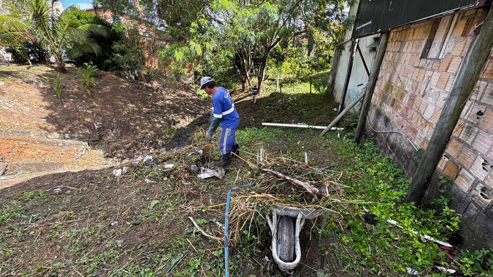 Prefeitura realiza limpeza no Córrego do Gravatá, entre os bairros Centro e Centauro 8