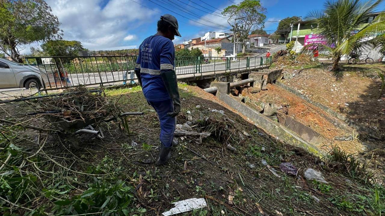 Prefeitura realiza limpeza no Córrego do Gravatá, entre os bairros Centro e Centauro 9