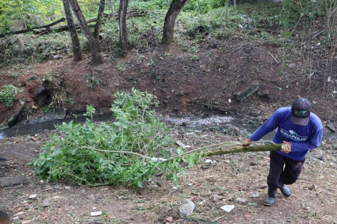 Prefeitura realiza limpeza no Córrego do Gravatá, entre os bairros Centro e Centauro 4