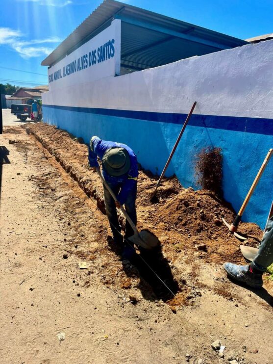 Manutenção escola Almerindo Alves Prefeitura de Eunápolis avança com obras de infraestrutura em diversos pontos da cidade 16