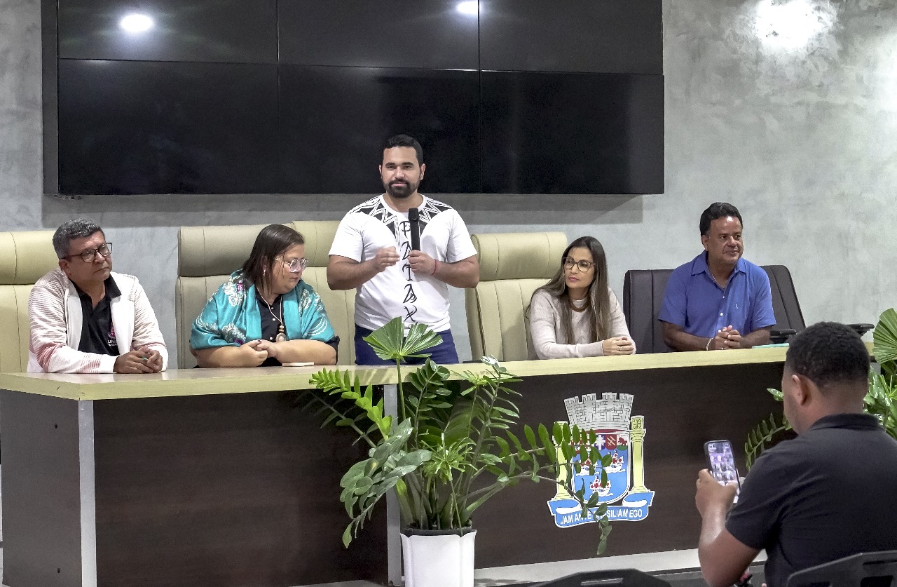 Porto Seguro lidera ações para fortalecer o Ensino de Jovens e Adultos na região 8