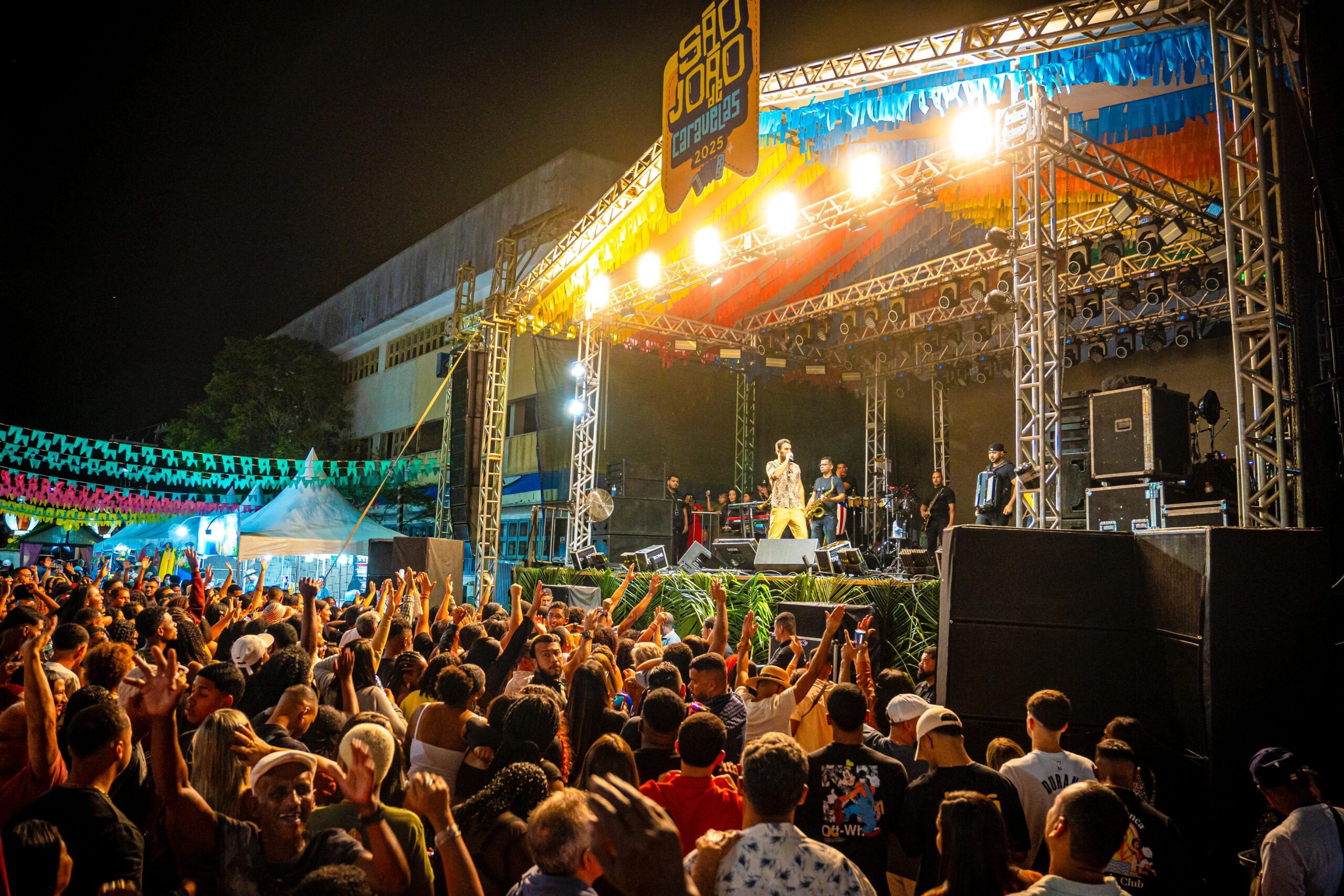 Tayrone agita o público no primeiro dia do São João de Caravelas 2025 4