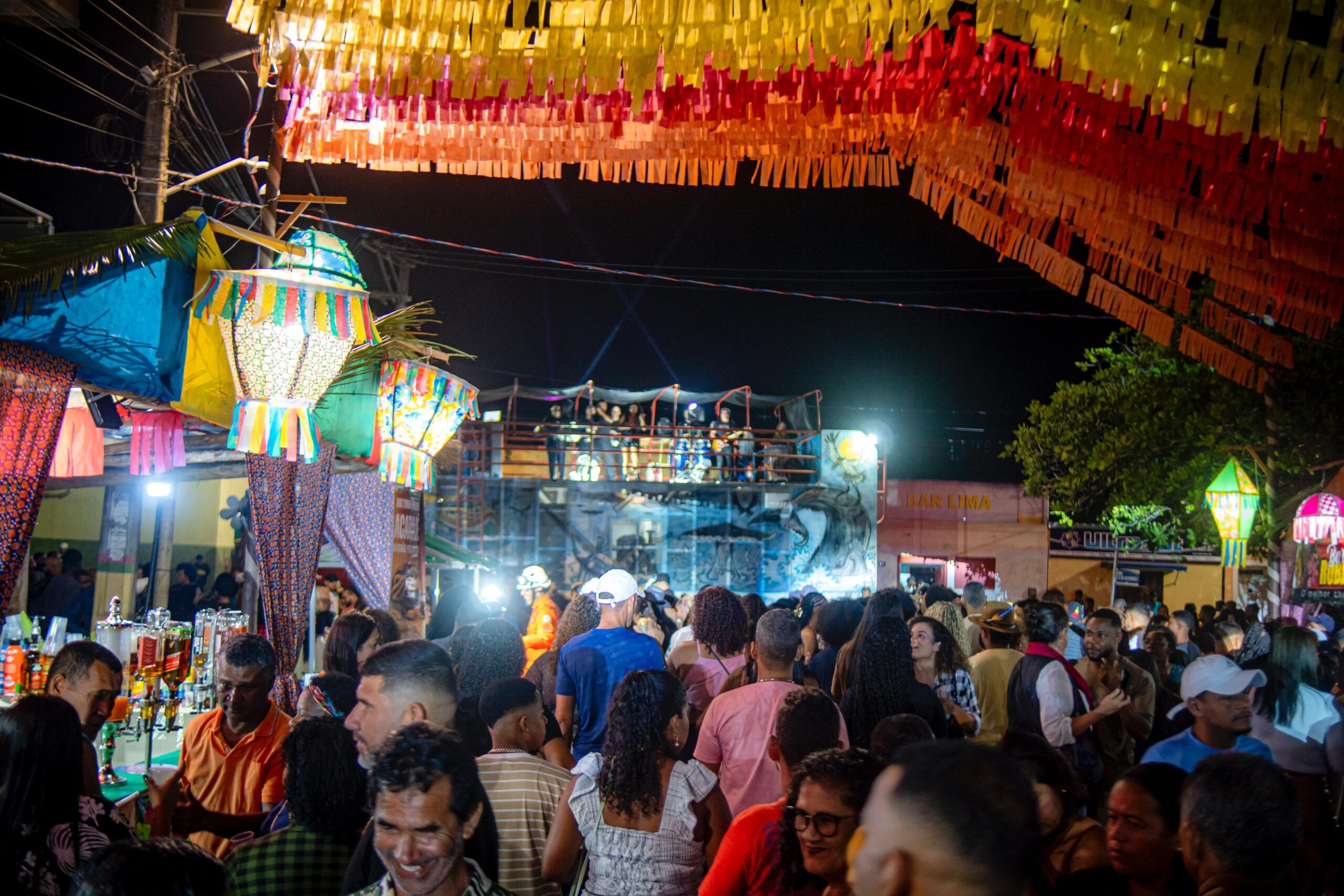 Tayrone agita o público no primeiro dia do São João de Caravelas 2025 6