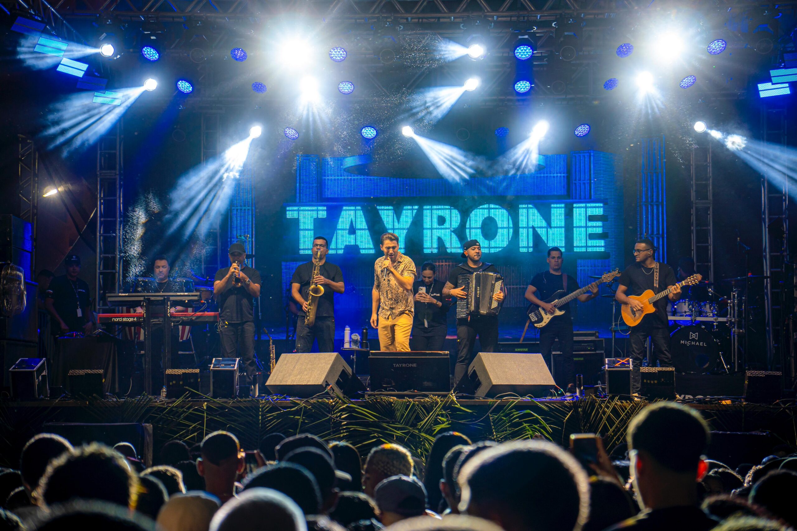 Tayrone agita o público no primeiro dia do São João de Caravelas 2025 5