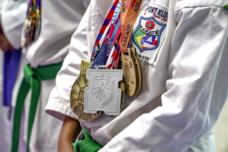 Karatecas são homenageados durante manhã esportiva no Colégio Municipal Álvaro Henrique 21