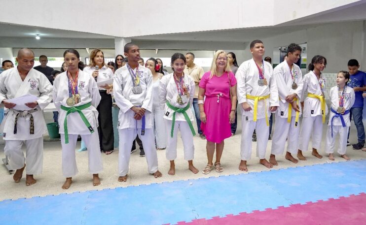 Karatecas são homenageados durante manhã esportiva no Colégio Municipal Álvaro Henrique 22
