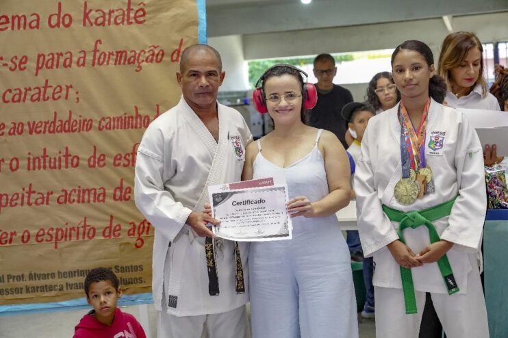 Karatecas são homenageados durante manhã esportiva no Colégio Municipal Álvaro Henrique 19