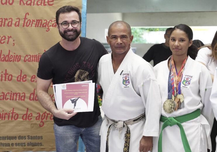 Karatecas são homenageados durante manhã esportiva no Colégio Municipal Álvaro Henrique 17