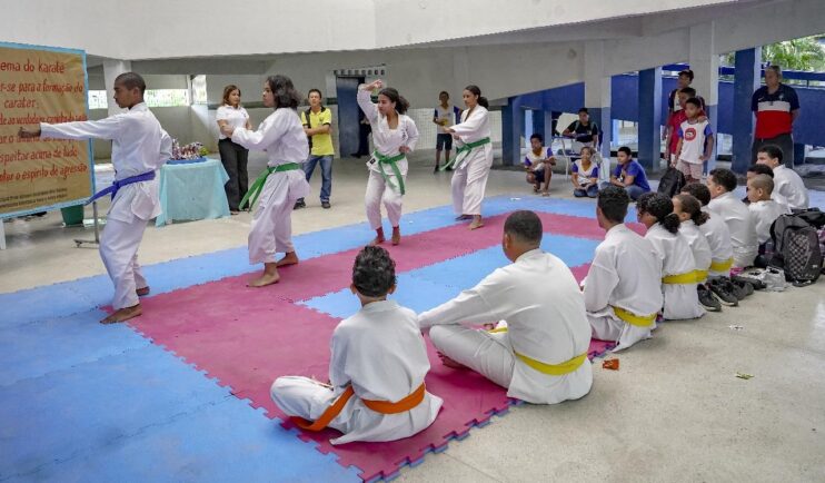 Karatecas são homenageados durante manhã esportiva no Colégio Municipal Álvaro Henrique 15