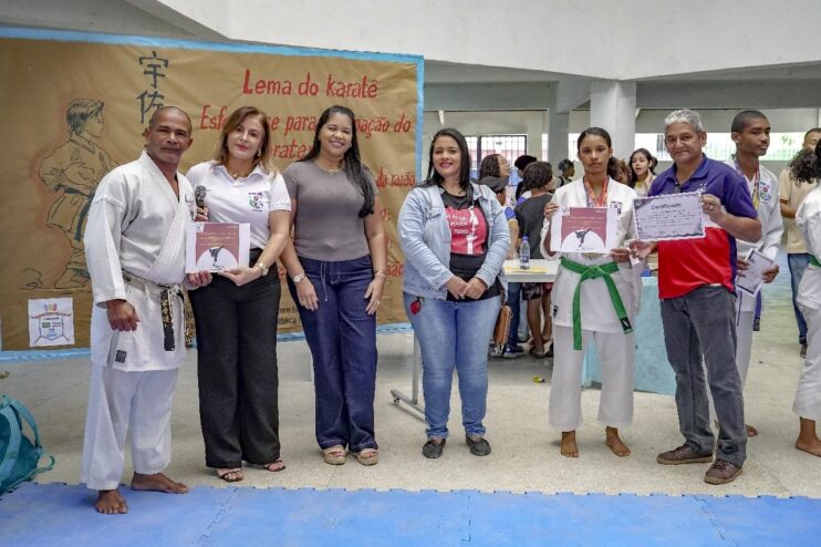 Karatecas são homenageados durante manhã esportiva no Colégio Municipal Álvaro Henrique 14