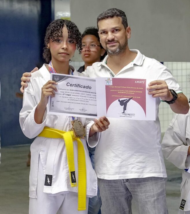 Karatecas são homenageados durante manhã esportiva no Colégio Municipal Álvaro Henrique 18