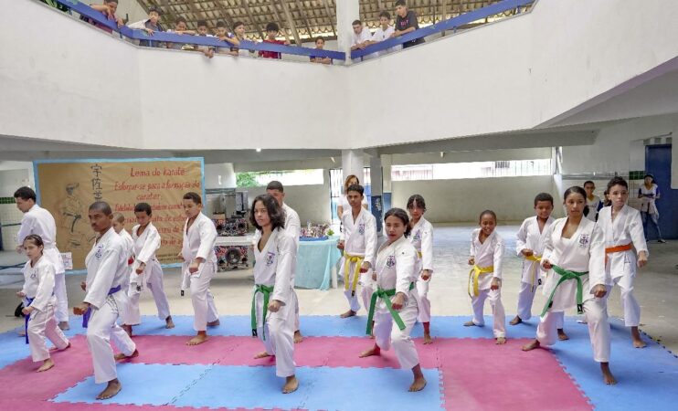 Karatecas são homenageados durante manhã esportiva no Colégio Municipal Álvaro Henrique 10