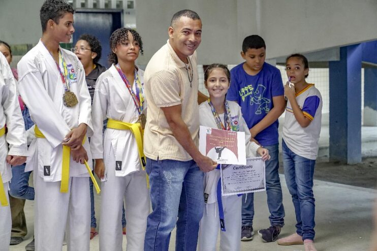 Karatecas são homenageados durante manhã esportiva no Colégio Municipal Álvaro Henrique 11