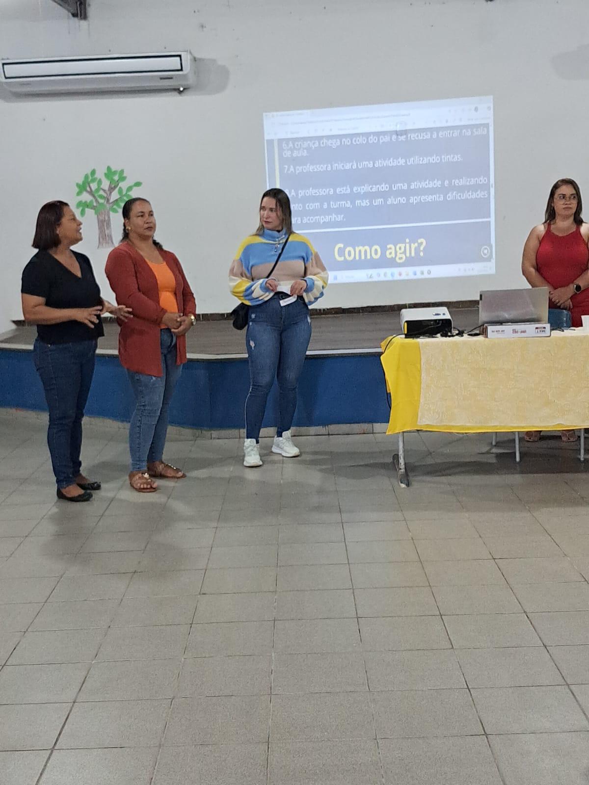 Cuidadores e auxiliares de classe participam de Circuito de Formação 15