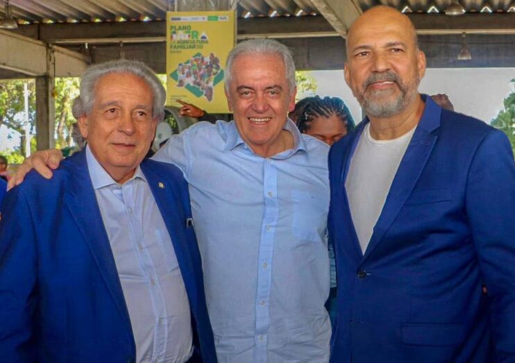 WhatsApp Image 2025-07-23 at 23.28.49 (1) Eunápolis é contemplada com novos tratores em parceria com os governos Federal e Estadual 20