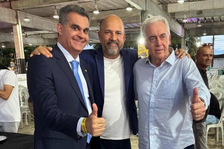 WhatsApp Image 2025-07-23 at 23.28.49 (2) Eunápolis é contemplada com novos tratores em parceria com os governos Federal e Estadual 18