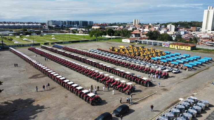 WhatsApp Image 2025-07-23 at 23.28.49 Eunápolis é contemplada com novos tratores em parceria com os governos Federal e Estadual 14