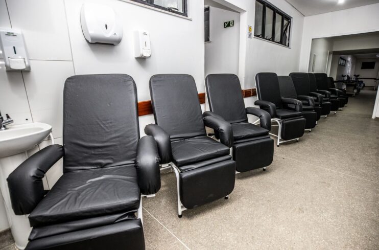 Prefeito Robério Oliveira vistoria obras de reforma do Hospital Regional de Eunápolis 29