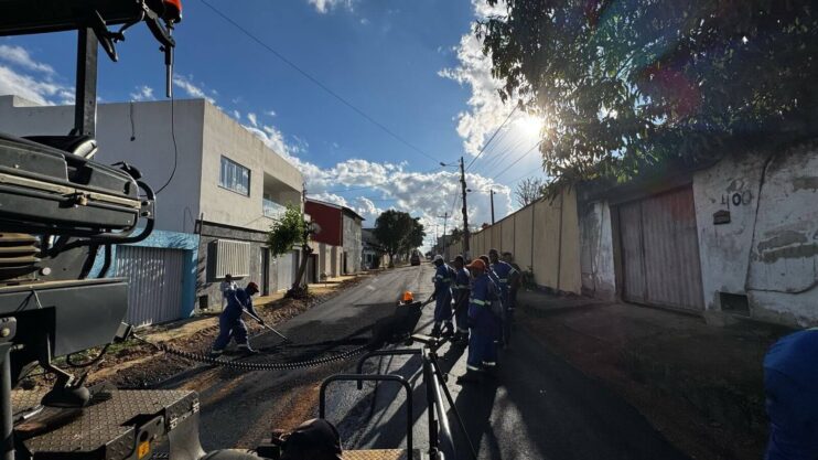 Prefeitura de Eunápolis avança com frentes de pavimentação e obras de mobilidade em diversos bairros 39